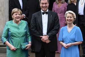 Bayreuther Festspiele: Angela Merkel im Regen auf dem roten Teppich