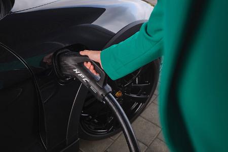 Porsche Charging Lounge Bingen am Rhein mit Taycan Sport Turismo