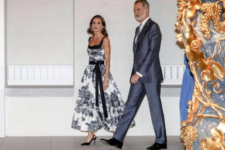 Flower Power in Schwarz-Weiß: Königin Letizia legt Wow-Auftritt hin Flower Power in Schwarz-Weiß: Königin Letizia legt Wow-Auftritt hin