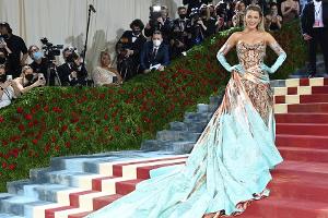 Blake Lively springt über Absperrung im Kensington Palast
