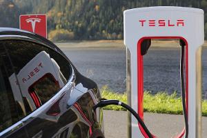 Auch Stellantis knickt vor Tesla-Dominanz ein