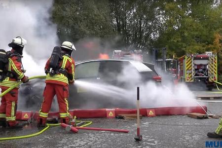 Murer Elektroauto Brand Feuerwehr Loeschlanze