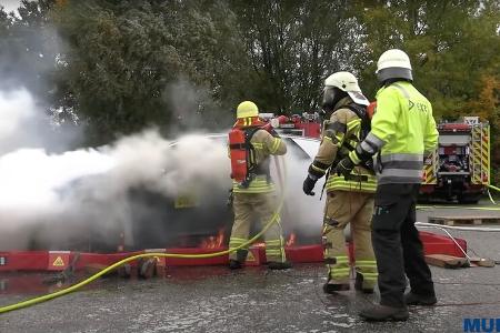 Murer Elektroauto Brand Feuerwehr Loeschlanze