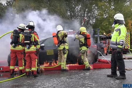 Murer Elektroauto Brand Feuerwehr Loeschlanze