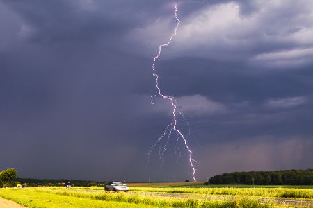 Blitz und Gewitter: Diese Fehler sollten sich Autofahrer jetzt verkneifen Blitz und Gewitter: Diese Fehler sollten sich Autofahrer jetzt verkneifen