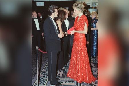 Prinzessin Dianas Statement-Kleid wird versteigert Prinzessin Dianas Statement-Kleid wird versteigert
