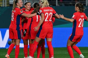 Norwegen mit Kantersieg ins Achtelfinale