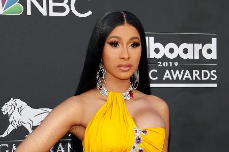Nach Attacke mit Getränk: Cardi B wirft Mikrofon auf Zuschauer Nach Attacke mit Getränk: Cardi B wirft Mikrofon auf Zuschauer