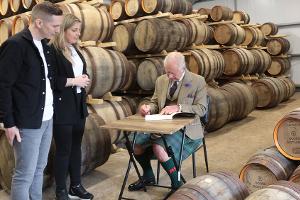 König Charles III. eröffnet im Kilt eine Whiskey-Destillerie