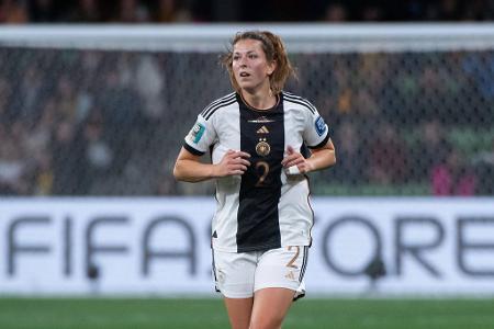 Chantal Hagel - Note: 5,5 - Mit gravierenden Fehlern im Stellungsspiel. Fand sich in der Dreierkette überhaupt nicht zurecht. Auch im Spielaufbau mit fatalen Fehlpässen und Ungenauigkeiten. Traute sich in der Folge danach kein Risiko mehr zu und schob den Ball nur durch die Dreierkette.