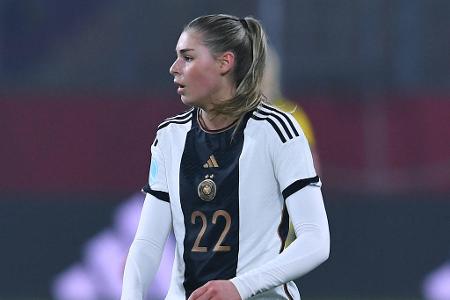 Jule Brand (bis 84. Minute) - Note: 5,5 - Tat sich auf der rechten Außenbahn enorm schwer. Wurde von ihren Mitspielerinnen überhaupt nicht gefunden und hatte so kaum Chancen in ihr Tempospiel zu kommen. Ihre wenigen Ballaktionen wirkten unglücklich. Wurde von den Südkoreanerinnen komplett abgemeldet.