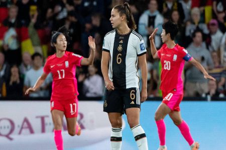 Deutschland vs. Südkorea: Noten und Einzelkritik - Der Traum vom WM-Titel ist bereits nach der Gruppenphase ausgeträumt! Nach einem blamablen 1:1-Unentschieden gegen Südkorea ist das Aus der deutschen Frauen-Nationalmannschaft besiegelt. Nur Kapitänin Alexandra Popp konnte überzeugen, während die anderen Stars der DFB-Elf weit hinter den Erwartungen zurückblieben. Noten und Einzelkritik zur WM-Blamage: Deutschland vs. Südkorea: Noten und Einzelkritik - Der Traum vom WM-Titel ist bereits nach der Gruppenphase ausgeträumt! Nach einem blamablen 1:1-Unentschieden gegen Südkorea ist das Aus der deutschen Frauen-Nationalmannschaft besiegelt. Nur Kapitänin Alexandra Popp konnte überzeugen, während die anderen Stars der DFB-Elf weit hinter den Erwartungen zurückblieben. Noten und Einzelkritik zur WM-Blamage: