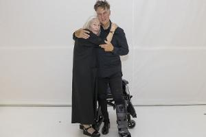 Tobias Moretti tritt im Rollstuhl bei den Salzburger Festspielen auf