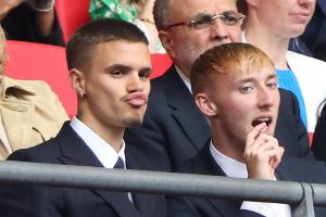 Romeo Beckham begeistert mit Grimassen-Show im Fußballstadion