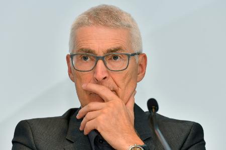 Erneute Bier-Attacke auf Schiri: Fröhlich verurteilt Vorfall Erneute Bier-Attacke auf Schiri: Fröhlich verurteilt Vorfall