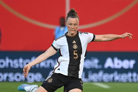 Marina Hegering - Note: 3,0 - Die lange vermisste Abwehrchefin brauchte lange, um sich zurecht zu finden. Bügelte danach regelmäßig Fehler ihrer Nebenleute aus. Probierte den Spielaufbau an sich zu reißen, wurde dabei von der fahrigen Offensive im Stich gelassen. Dennoch einer der Besseren im DFB-Team.