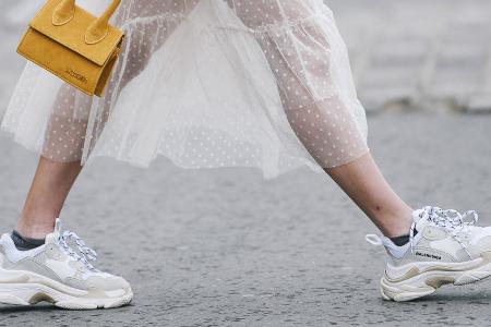 TikTok-Trend: Wrong Shoe Theory sorgt für stylische Outfits TikTok-Trend: Wrong Shoe Theory sorgt für stylische Outfits