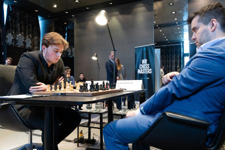 Schach: Carlsen gleicht gegen Keymer aus Schach: Carlsen gleicht gegen Keymer aus