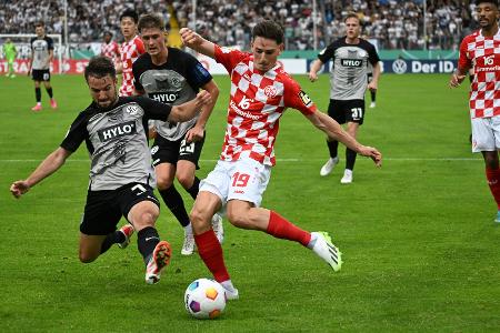 Elfmeter entscheidet: Mainz kämpft sich in Elversberg durch Elfmeter entscheidet: Mainz kämpft sich in Elversberg durch