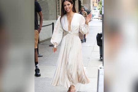 Drei Styling-Inspirationen: So tragen wir weiße Maxiröcke im Sommer Drei Styling-Inspirationen: So tragen wir weiße Maxiröcke im Sommer