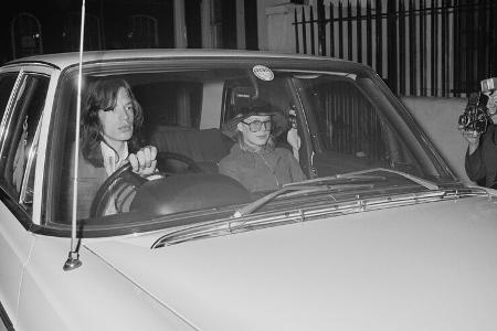 Mick Jagger und Marianne Faithfull kommen von einer Polizeiwache zurück.