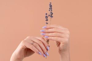 Nagel-Trends 2023: "Lavender Latte Nails" sind jetzt angesagt
