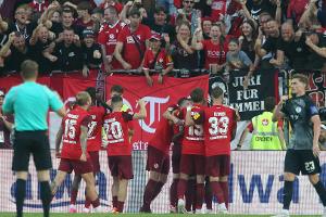Spektakel auf dem Betzenberg: Lautern feiert ersten Sieg