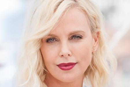 Charlize Theron dementiert ein Facelifting Charlize Theron dementiert ein Facelifting