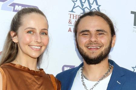 Prince Jackson und Molly Schirmang im Lässig-Look zur Gala Prince Jackson und Molly Schirmang im Lässig-Look zur Gala