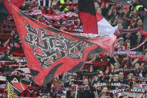 Sturz in den Innenraum: Leverkusen-Fan erleidet Platzwunde