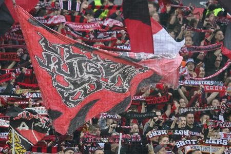 Sturz in den Innenraum: Leverkusen-Fan erleidet Platzwunde Sturz in den Innenraum: Leverkusen-Fan erleidet Platzwunde