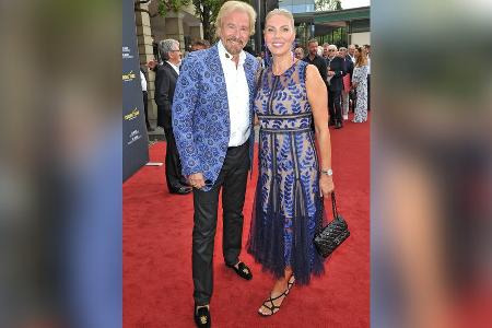 Süßer Pärchenauftritt: Thomas Gottschalk und Karina im Partnerlook Süßer Pärchenauftritt: Thomas Gottschalk und Karina im Partnerlook