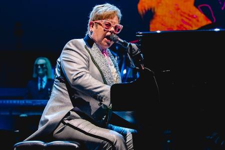 Nach Sturz: Elton John muss Nacht im Krankenhaus verbringen Nach Sturz: Elton John muss Nacht im Krankenhaus verbringen