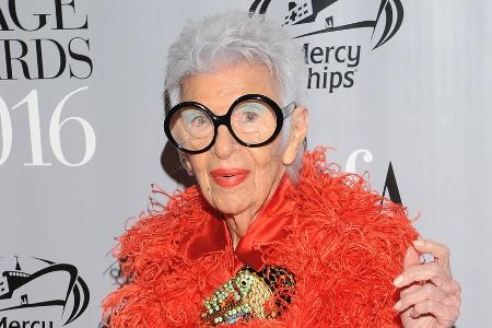 Iris Apfel stößt zum 102. Geburtstag mit Rotwein an Iris Apfel stößt zum 102. Geburtstag mit Rotwein an