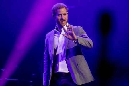 Prinz Harry überrascht mit Auftritt bei Prinz Harry überrascht mit Auftritt bei