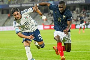 Frankfurt holt Linksverteidiger Nkounkou