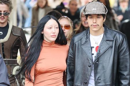 Weird Trend: Warum stehen die Promis bloß auf diesen Style? Weird Trend: Warum stehen die Promis bloß auf diesen Style?