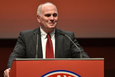 FC Bayern: Hoeneß gesteht Transferfehler ein FC Bayern: Hoeneß gesteht Transferfehler ein