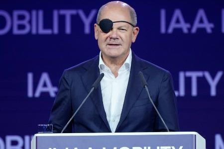 Mit Augenklappe bei der IAA: Alle Blicke auf Olaf Scholz gerichtet Mit Augenklappe bei der IAA: Alle Blicke auf Olaf Scholz gerichtet