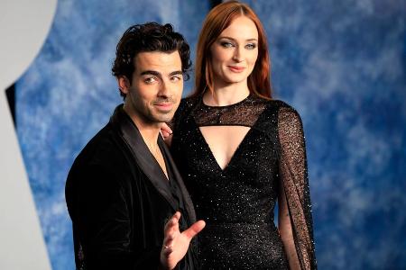 Statement nach Gerüchten um Ehekrise? Joe Jonas zeigt sich mit Ehering Statement nach Gerüchten um Ehekrise? Joe Jonas zeigt sich mit Ehering