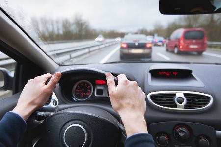 Diesen Sicherheitsabstand brauchen Sie unbedingt auf der Autobahn Diesen Sicherheitsabstand brauchen Sie unbedingt auf der Autobahn