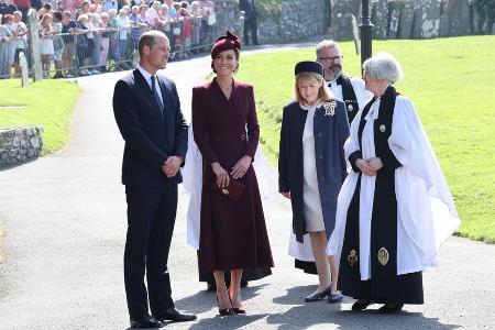 William und Kate mit Verspätung bei St.-Davids Kathedrale angekommen William und Kate mit Verspätung bei St.-Davids Kathedrale angekommen