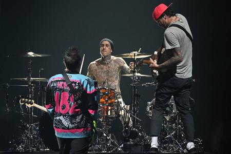 Travis Barker nach Tour-Unterbrechung zurück am Schlagzeug Travis Barker nach Tour-Unterbrechung zurück am Schlagzeug