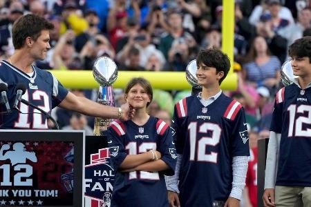 NFL-Star Tom Brady: Triumphaler Auftritt mit seinen Kids im Stadion NFL-Star Tom Brady: Triumphaler Auftritt mit seinen Kids im Stadion