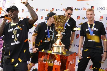 Basketballer um Dennis Schröder feiern WM-Titel in Frankfurt Basketballer um Dennis Schröder feiern WM-Titel in Frankfurt