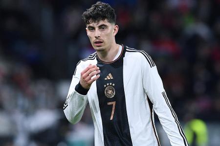 Kai Havertz (FC Arsenal) - Note: 5,0 - Mangels Alternativen von Flick in der Startelf als falsche Neun aufgeboten und auch von Völler auf der Mittelstürmer-Position eingewechselt, war Havertz vor allem gegen Japan kaum ein Faktor im Angriff. Gegen Frankreich immerhin mit der Vorlage zum zwischenzeitlichen 2:0, trotz aller Mühen aber ingesamt sehr unglücklich in seinen Auftritten.