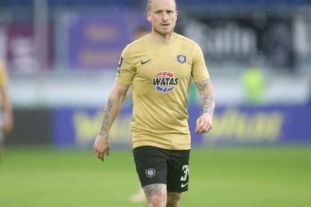 3. Liga: Aue bleibt an Spitzenreiter Dresden dran 3. Liga: Aue bleibt an Spitzenreiter Dresden dran