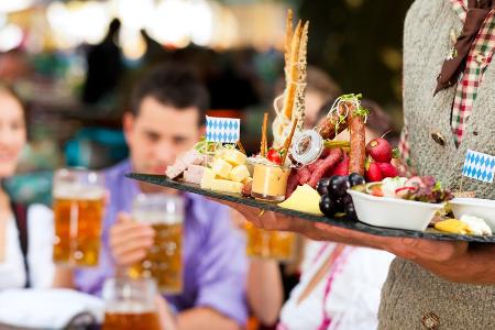 Achtung, Kalorienfalle! So geht gesunde Ernährung auf der Wiesn Achtung, Kalorienfalle! So geht gesunde Ernährung auf der Wiesn