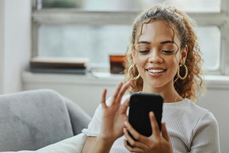 Internet- und Social-Media-Sucht: Symptome, Diagnose und Therapiemöglichkeiten