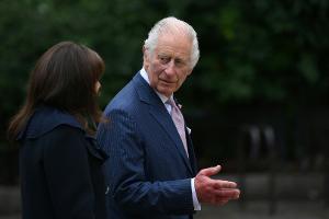 Staatsbesuch: Charles III. bekommt Paris-Trikot überreicht